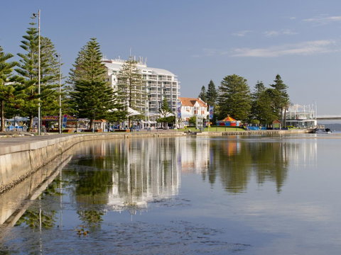Oaks The Entrance Waterfront Suites - Schoolies Week Accommodation 4