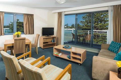 Oaks The Entrance Waterfront Suites - Schoolies Week Accommodation 2