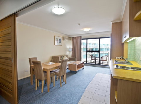 Oaks The Entrance Waterfront Suites - Schoolies Week Accommodation 11