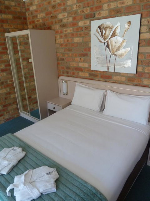 Mollymook Surfbeach Motel & Apartments - Schoolies Week Accommodation 12