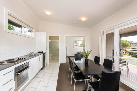 Horizon Holiday Apartments - Schoolies Week Accommodation 0