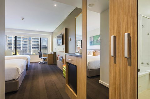 Crowne Plaza Canberra, An IHG Hotel - Schoolies Week Accommodation 23