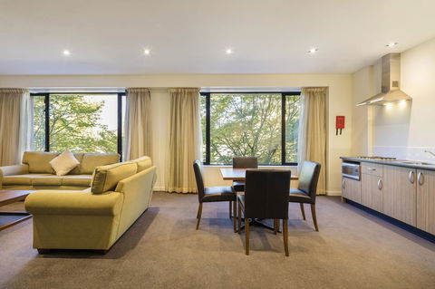 Crowne Plaza Canberra, An IHG Hotel - Schoolies Week Accommodation 35