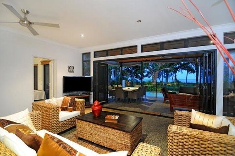 Bramston Beach - Luxury Holiday House - Schoolies Week Accommodation 1