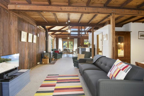 BROWNS COTTAGE - Schoolies Week Accommodation 3