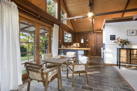 BROWNS COTTAGE - Schoolies Week Accommodation 2