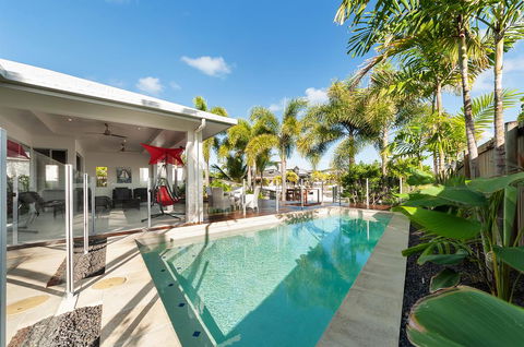 Cairns Beaches Home @Trinity Park - Schoolies Week Accommodation 0