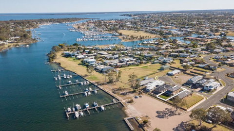 Captains Hideaway - Jetty Berth And Pet Friendly - Schoolies Week Accommodation 0