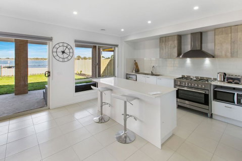 Captains Hideaway - Jetty Berth And Pet Friendly - Schoolies Week Accommodation 1