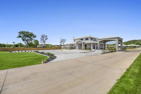 Casa Nostra Motel - Schoolies Week Accommodation 2