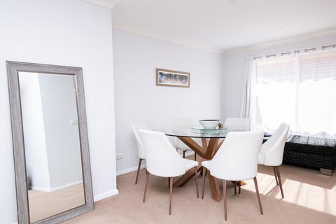 Central March 2 Bed, Walk Everywhere - Schoolies Week Accommodation 2