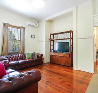 Charming Characterful Rustic-style Home Near The Gabba - Schoolies Week Accommodation