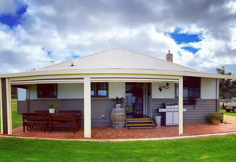 Chesterfarm And Stables - Schoolies Week Accommodation 3