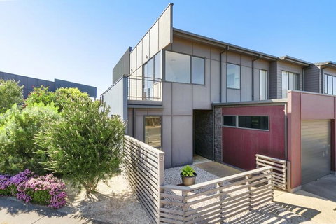 Coast Drive Beach Golf 31 - Schoolies Week Accommodation 2