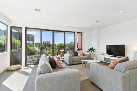 Coast Drive Beach Golf 31 - Schoolies Week Accommodation 1