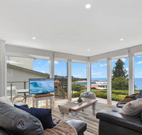 COASTAL HAVEN - panoramic ocean views - Schoolies Week Accommodation