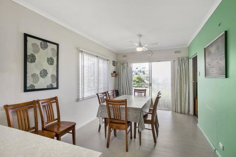 Coffey Court Cottage 2 - Schoolies Week Accommodation 1