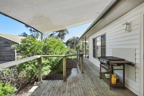 Coffey Court Cottage 2 - Schoolies Week Accommodation 0