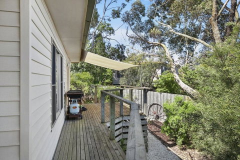 Coffey Court Cottage 2 - Schoolies Week Accommodation 3