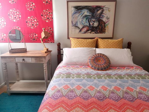 Colourful Creative Artist House Glen Waverley - Schoolies Week Accommodation 2