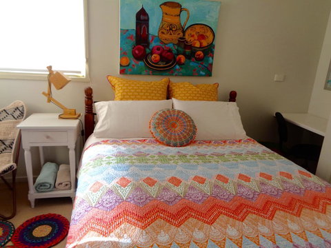 Colourful Creative Artist House Glen Waverley - Schoolies Week Accommodation 0
