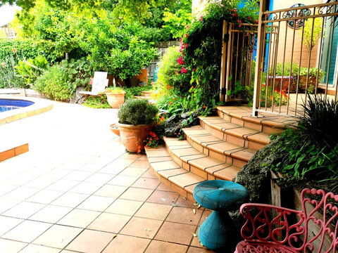 Colourful Creative Artist House Glen Waverley - Schoolies Week Accommodation 1