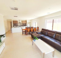 Comfortable 5BR House 6mins to Werribee Station.Great Ocean Road tourist stopover - Schoolies Week Accommodation