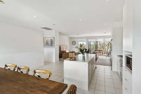 Comfy Coast Drive Condo - Schoolies Week Accommodation 2
