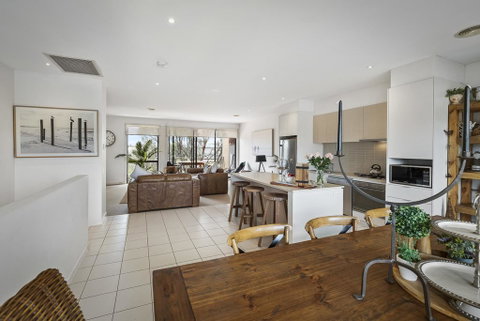 Comfy Coast Drive Condo - Schoolies Week Accommodation 1