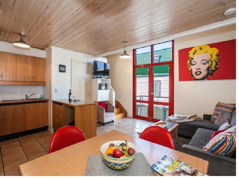 Cora Lynn - Apartment 18 - Schoolies Week Accommodation 1