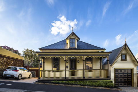 Corinda Contemporary - Schoolies Week Accommodation 0