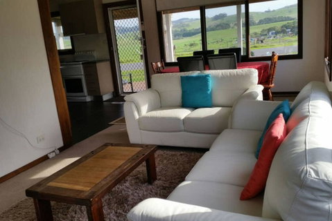 Cosy Cottage Valley Views - Schoolies Week Accommodation 2