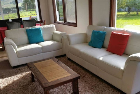 Cosy Cottage Valley Views - Schoolies Week Accommodation 1