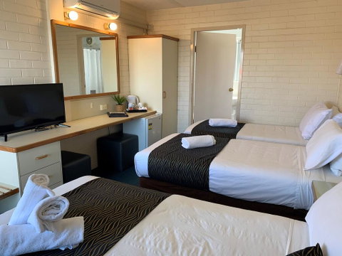 Crest Motor Inn - Schoolies Week Accommodation 3