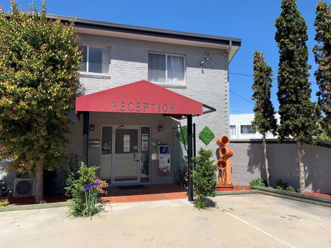 Crest Motor Inn - Schoolies Week Accommodation 0