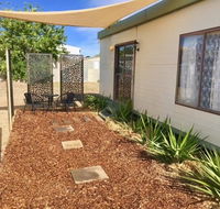 Cute Private Studio Flat with AIRCON - Schoolies Week Accommodation