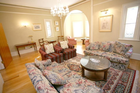Darcy's Hotel - Schoolies Week Accommodation 2