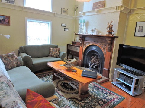 Delightful Cottage - Schoolies Week Accommodation 3
