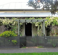 Delightful Cottage - Schoolies Week Accommodation