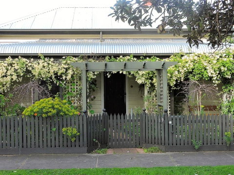 Delightful Cottage - Schoolies Week Accommodation 0