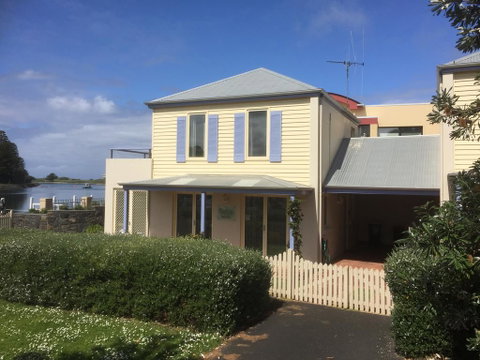 Dockside Waterfront Indulgence - Schoolies Week Accommodation 1