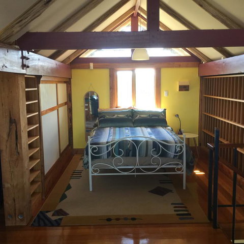 Dolphin Beach House - Schoolies Week Accommodation 3