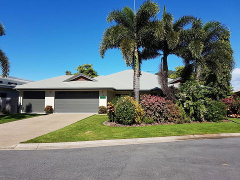 Eden Trinity Beach Lagoon Front House - Schoolies Week Accommodation 1
