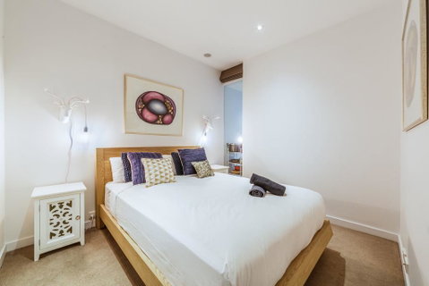 Elegant 1 Bed 1 Bath & Free Parking - Schoolies Week Accommodation 3