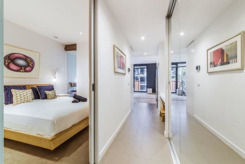 Elegant 1 Bed 1 Bath & Free Parking - Schoolies Week Accommodation 0