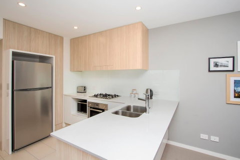 Elite Elegance 2BR@Hamilton APT With Parking - Schoolies Week Accommodation 1