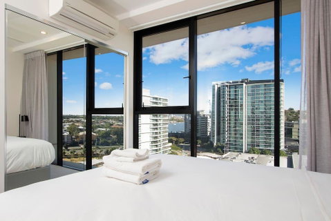 Elite Elegance 2BR@Hamilton APT With Parking - Schoolies Week Accommodation 3