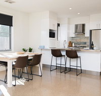 Endsleigh II - Cosy 2 Bedroom Villa Free Wifi Near CBD - Schoolies Week Accommodation