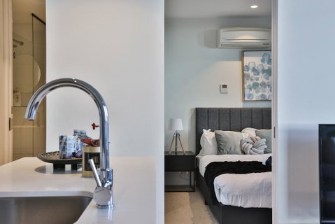 EQ TOWER Melbourne CBD APT - Schoolies Week Accommodation 1