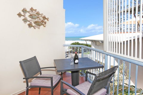 FABULOUS BEACHFRONT POSITION - Schoolies Week Accommodation 1